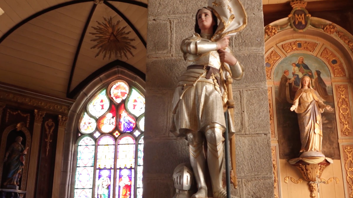 Statues à l'intérieur de l'église de Plougar