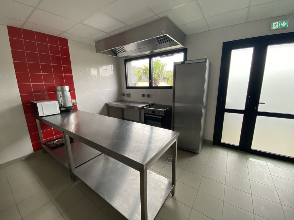 plougar-services-municipaux-location-salle-espace-Herve-Grall-Cuisine-1