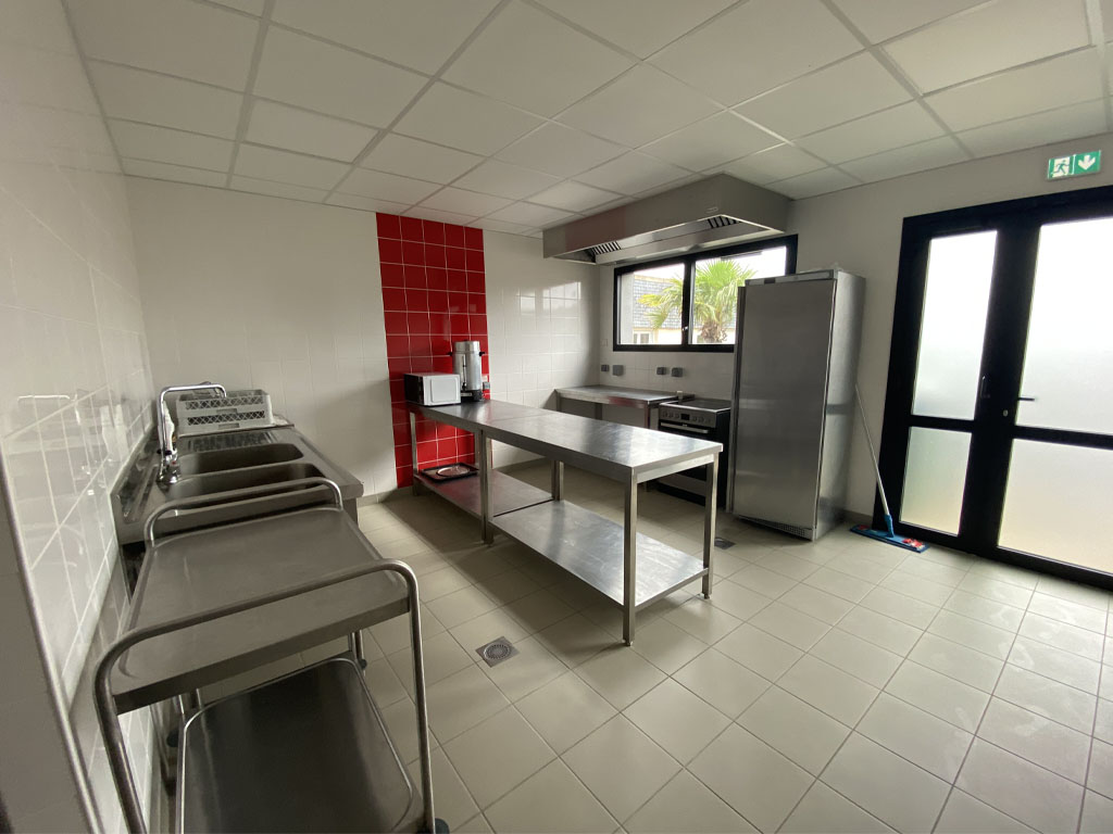 plougar-services-municipaux-location-salle-espace-Herve-Grall-Cuisine-4